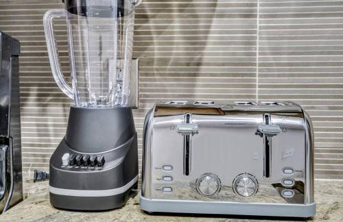 Luxury Apt King Bed+Indoor Parking+ Pool+Gym+2TV's - Foto 29