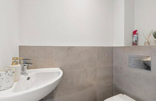 Luxury 3BR Apt Sleeps 10, Wembley & Park Views - Photo 8