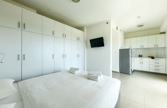 Studio apt w balcony and Kitchen - Photo 5