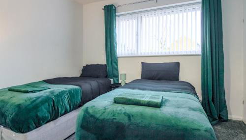 Modern 2BR Home in SK14, WIFI, Parking, Sleeps 5 - Foto 2, towels