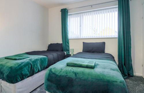 Modern 2BR Home in SK14, WIFI, Parking, Sleeps 5 - Foto 2