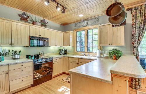 Mountain Time Cashiers Condo with Deck and Views! - Foto 10