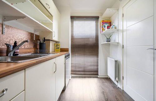 Bright, modern 2 bedroom house with free parking! - Foto 24