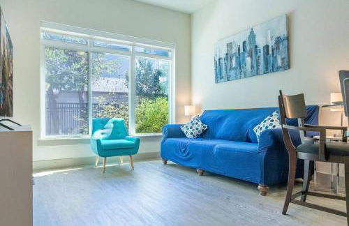 Beautiful RiverWalk Apt with Full Amenities, King Bed & Free Parking - Foto 11