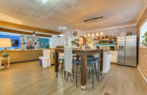 Updated Cabin with 2 Suites, Fire Pit and Forest Views - Foto 8