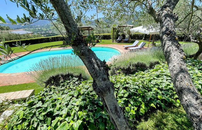 Spoleto Tranquilita Sleeps 20 With Wifi Pool Yoga Studio Gardens and Views - Photo 54