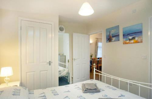 Sunnydaze-detached chalet with 2 bedrooms and 2 bathrooms and private parking outside door - Foto 10