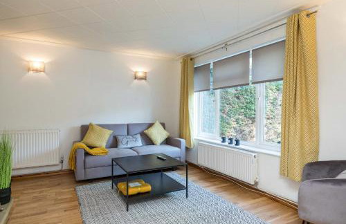 Findon House Spacious 3 bedroom, contractor, relocations friendly,10mins from GATWICK Airport, free parking, WIFI, garden, CRAWLEY - Photo 19