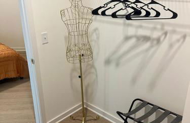 Cozy 1BR with Private Balcony, Gym, Pool & Workspace - Foto 22