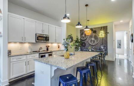 Stylish 4 Bed with Rooftop, Garage Near Hot Spots Less Than 5 Mins to Belmont, 10 Mins to Broadway, 24 Hour Hospitality Team, Perfect for Groups, Available for Long Term Rental - Foto 1