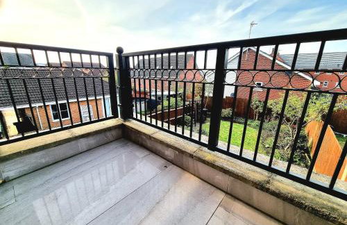 Spacious 4 Bed Family Home with Private Garden & Free Parking - Hamilton - Foto 17