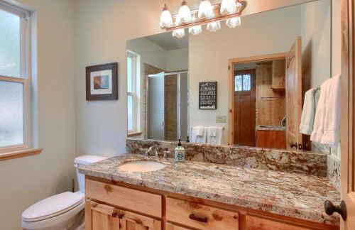 Rivercrest Lodge with Hot Tub-Pool Table-Firepit - Foto 13