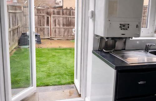 3 Bedroom Family Home with Drive & Garden near South Wimbledon - Foto 11