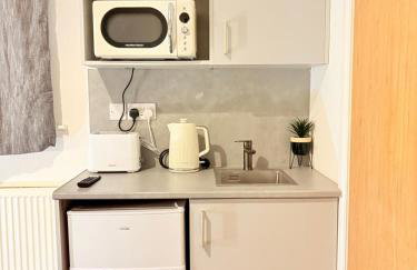 Stylish studio 8,Weekly, Monthly stay deals,Parking,Contractors,NHS,Families, Relocators, nr Sandwell hospital - Foto 4