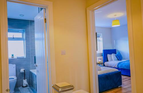 Deja Blue Luxury 3BR Home By AltoLuxoExperience Short Lets & Serviced Accommodation With Free Wifi & Parking - Foto 9