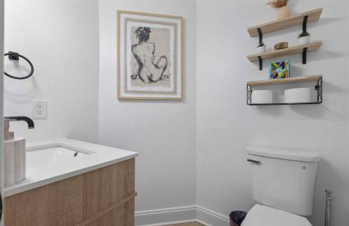 Heated Pool & Spa Mini Golf Bowling Game Room perfect for family - Photo 45