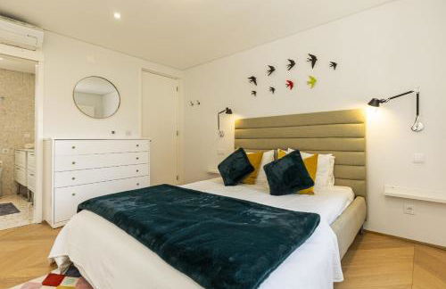 Contemporary Restelo Pool Haven - Photo 4