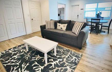 Secret Serenity! Roomy! Pool! 5 min from Beach! - Photo 2