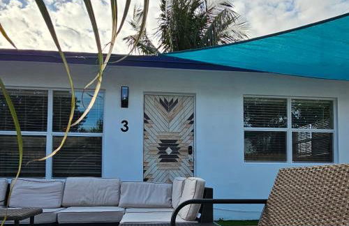 Prime Location Gateway with Pool & Patios, Near Beaches, Groceries and Restaurants - Photo 16