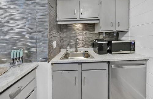 240 Queen Bed, 3 Pools, 80in TV - Foto 19