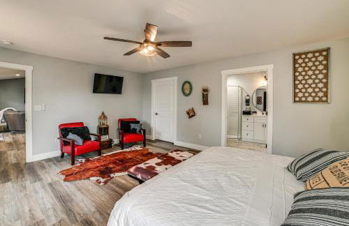 Walk to Lake Barkley! Family Home with Outdoor Oasis - Foto 12