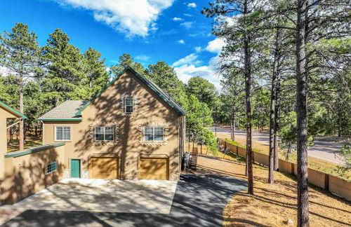 Luxury Retreat with Hot Tub Fire Pit & Forest Views - Foto 5