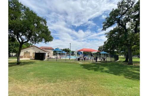 StockYards! Walk 3 Blocks-Ranch House sleeps 8 - Foto 47