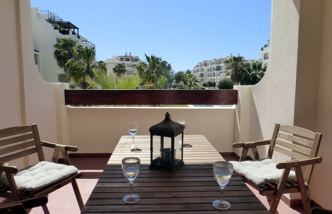 Beautiful 2 Bedroom 2 Bathroom Apartment With Pool - Photo 1