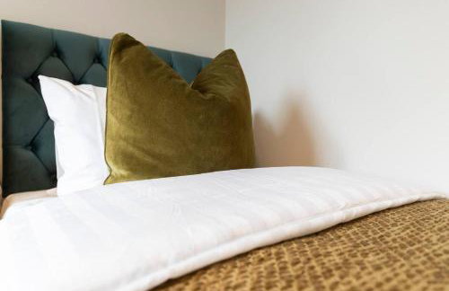 Pass the Keys 4-Bed Home with Garden Parking Near Durham - Foto 18