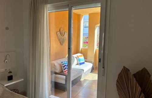 Bajo con jardín a pie de playa y piscina comunitaria con jacuzzi - Foto 27