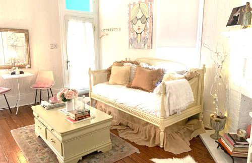 4BR 3 BA HUGE, Balcony, Cemetery, Streetcar sleeps 8! - Photo 36
