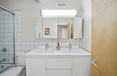 Huge Retrea w Rooftop Deck Stay At Farmers Market - Foto 26