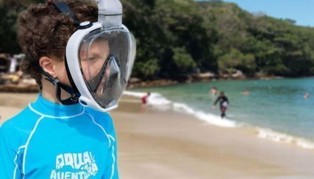 Con la máscara de snorkel