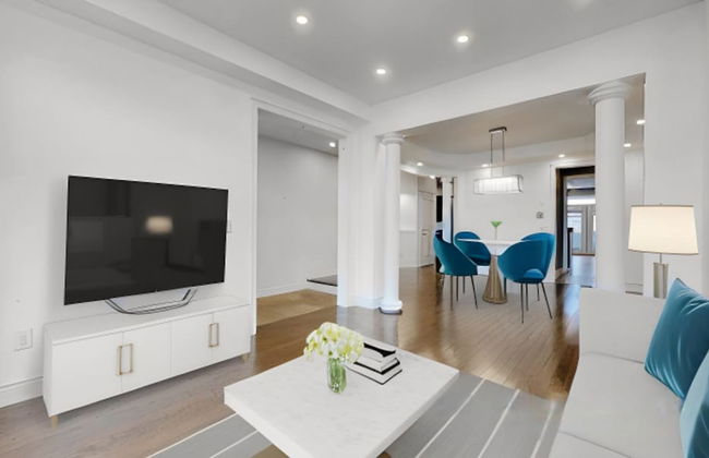 Luxury Retreat Modern Spacious 4 Bedroom Home - Photo 19