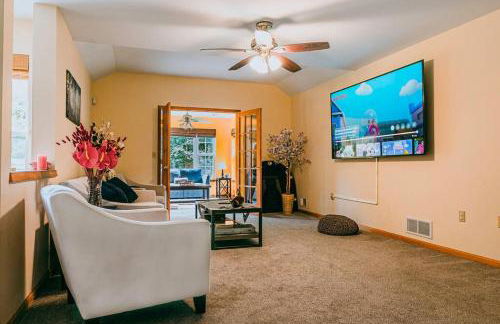 Gorgeous Cozy 5 Bedroom House with Hottub,Lake,Pool - Foto 12