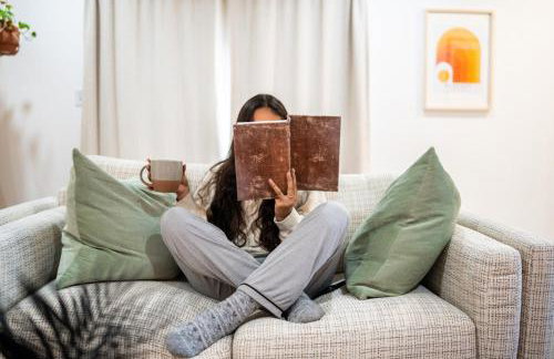 The Orange Lounge - 8 min to KU & Mass - Photo 16