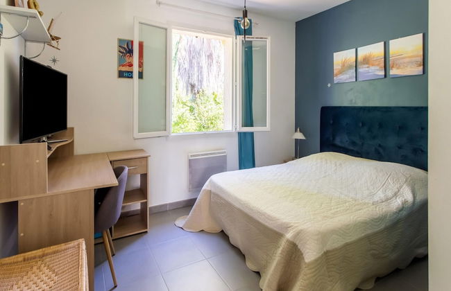 Beautiful Holiday Home With Swimming Pool - Photo 4