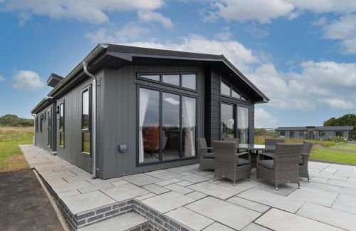 Ael-Y-Bryn - Luxury Lodge, Hot Tub, Three En-Suite Bedrooms - Photo 34