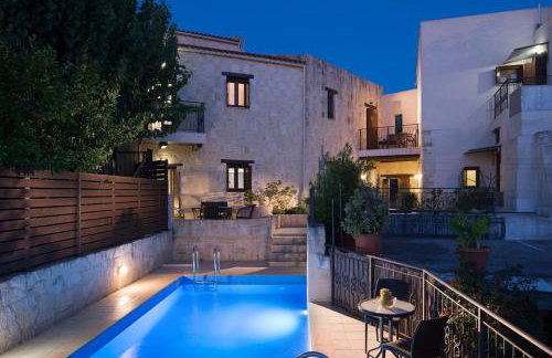 3-Min Drive to Kalyves Beach, Stone Home with Private Pool in Armenoi Center - Foto 1