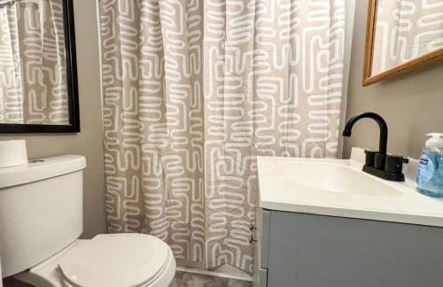 Sleeps 6 Homey 2 Bedroom with 5 Beds and WIFI - Foto 16