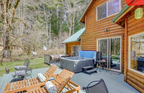 Peaceful Rhododendron Cabin with Fire Pit and Hot Tub! - Foto 25
