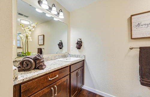 Lakeside Blue Eye Escape with Game Room and Hot Tub! - Foto 16