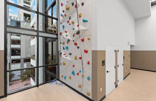 City Skyline Views & Rooftop Pool at District 225 - Foto 64