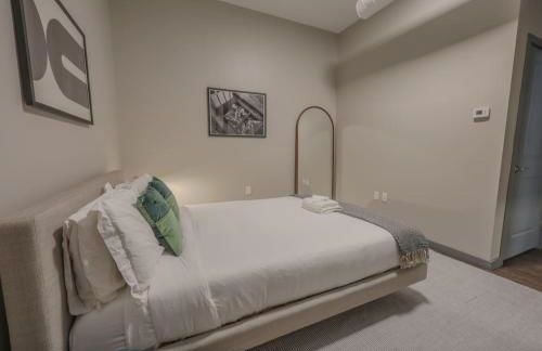 Classic and Chic Apartment 1 Bedroom - Photo 2