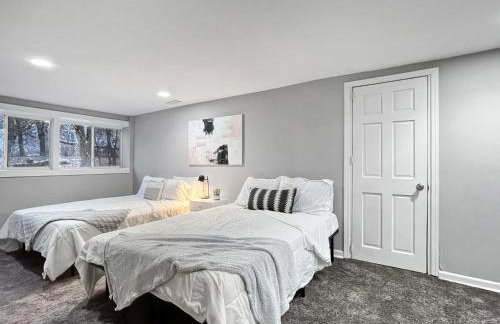 Roomy 4BR by Drake Sleeps 13 HUGE yard - Foto 5