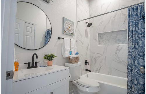 3BR3BA Urban Escape Just Minutes From Downtown - Foto 37