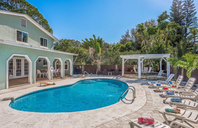 Great 6BR for All Ages/Heated Pool 5 Min to Beach by RedAwning - Foto 1