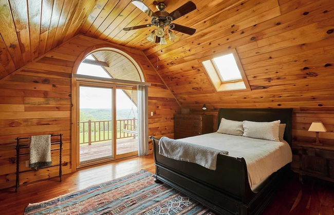 Mountain House & Cottage at Seminary Hill by Avantstay - Photo 2