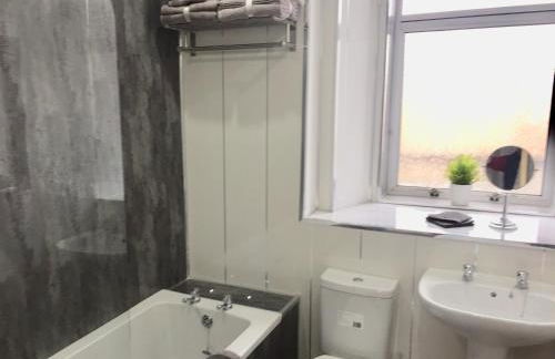 RIVER CLYDE VIEWS - PRIVATE & SPACIOUS APARTMENT - Photo 24