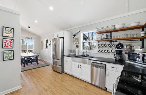 The Sapphire Shore Cottage with Dock! home - Foto 17